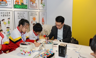房協行政總裁陳欽勉與學生參與藝術創作工作坊。